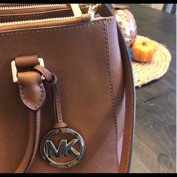 🎁Michael Kor beautiful style Sutton Mid Satchel Crossbody Purse - Picture 3 of 8